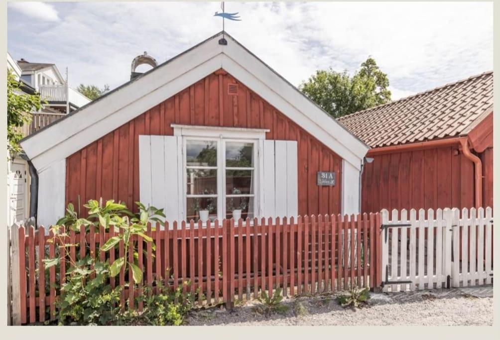 Historisk Charm I Hjaertat Av Gamla Stan Kalmar Villa Buitenkant foto